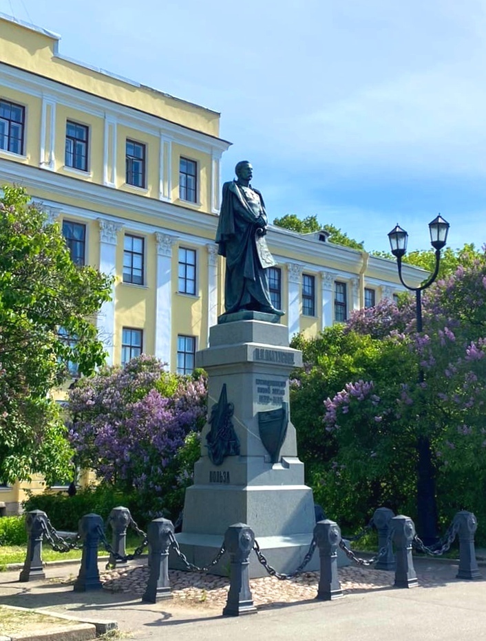 Памятник мореплавателю П.К. Пахтусову Памятник мореплавателю П.К. Пахтусову